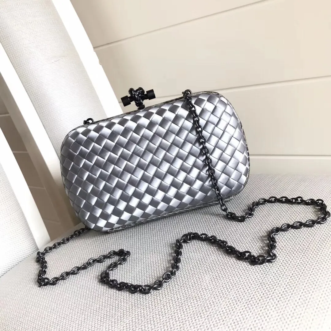 The latest and most popular Knot clutch from the 8651 counter is made of exquisite Japanese silk fabric with snakeskin piping. It looks elegant when worn cross-body or in the hand. It can also be carried by petite girls and can hold 2 iPhone X phones. Size: 20cm*12cm